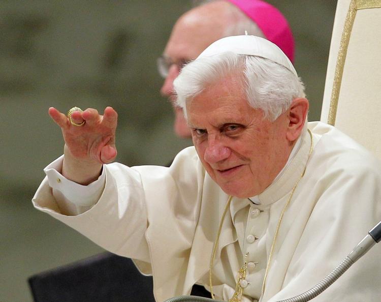 Rejseklar. Pave Benedikt XVI fotograferet i går i Vatikanet umiddelbart før sin afrejse til Storbritannien. 