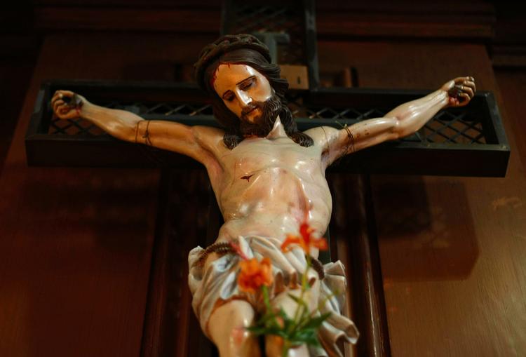 Jesus hænger på korset i kirker over hele verden. Men han kunne lige så godt hænge på en pæl, en stang eller for den sags skyld en træstamme, mener den svenske præst Gunnar Samuelsson. 