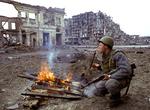 TJETJENIEN. Russisk soldat i hovedstaden Grosnij under Den Første Tjetjenske Krig. De tjetjenske oprørere øger tilsyneladende deres angreb, fremgår det af en opgørelse af volden i Nordkaukasus. 