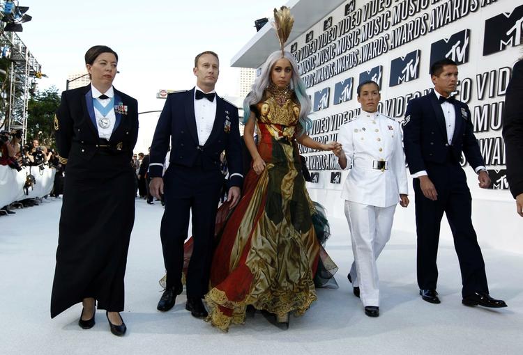 Aktivistisk. Lady Gaga ankommer til MTV-prisfest med fire medlemmer af organisationen SLDN, der alle har oplevet at blive fyret fra militæret, fordi de ikke var diskrete nok om deres homoseksualitet. Arkivfoto. 