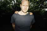 37-årige Peder Thomas Pedersen er musiker, skuespiller og kendt som den ene halvdel af Gramsespektrum. 'Dirt &amp; Gold' følger op på debuten 'And He Just Pointed to the Sky', der gav ham kritikerprisen Steppeulven som 'Årets musiker' i 2008. 
