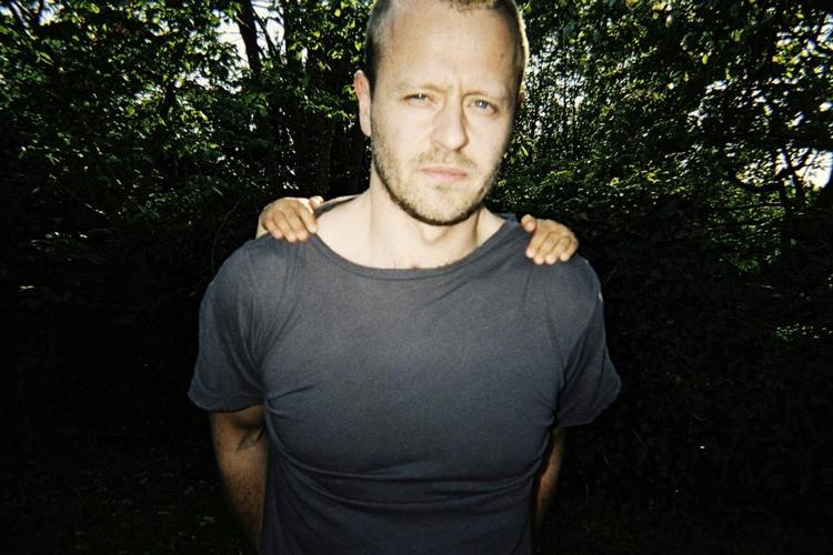 37-årige Peder Thomas Pedersen er musiker, skuespiller og kendt som den ene halvdel af Gramsespektrum. 'Dirt &amp; Gold' følger op på debuten 'And He Just Pointed to the Sky', der gav ham kritikerprisen Steppeulven som 'Årets musiker' i 2008. 