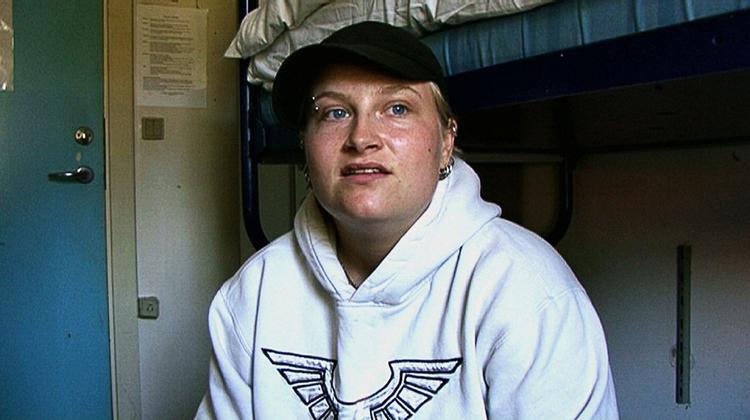Ræd. Linda er en af de indsatte, vi møder i 'Fængslet'. Hun skal afsone fire måneder for meddelagtighed i vold. Og det er ikke uden problemer, for hun kan ikke lide brun sovs og er bange for mørke. Begge dele er der meget af i det åbne fængsel i Horserød. 
