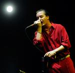 Solo-igen. Forsanger og altmuligmand i Faith No More Mike Patton gav i 2005 hele fire koncerter i forskellige konstellationer på årets Roskilde Festival. Med Faith No More spillede han i 1992 og igen sidste år. Her ses han ved en koncert i april på Coachella Valley Music and Arts Festival i Indio, Californien. 