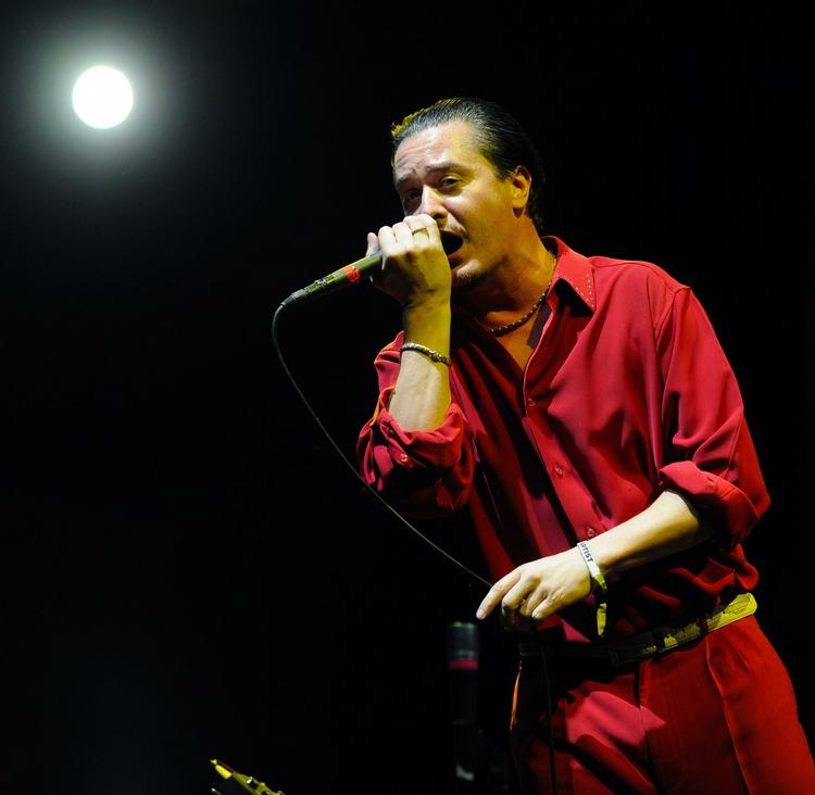 Solo-igen. Forsanger og altmuligmand i Faith No More Mike Patton gav i 2005 hele fire koncerter i forskellige konstellationer på årets Roskilde Festival. Med Faith No More spillede han i 1992 og igen sidste år. Her ses han ved en koncert i april på Coachella Valley Music and Arts Festival i Indio, Californien. 