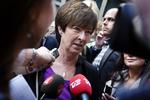 Slået. Trods hæftig modvind kæmper Sveriges leder af oppositionen, Mona Sahlin, videre i valgkampen. Med mindre en uge til valget ser det sort ud efter nederlag i tv-duel og katastrofale meningsmålinger. 
