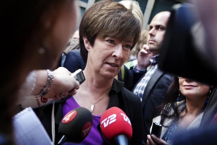 Slået. Trods hæftig modvind kæmper Sveriges leder af oppositionen, Mona Sahlin, videre i valgkampen. Med mindre en uge til valget ser det sort ud efter nederlag i tv-duel og katastrofale meningsmålinger. 