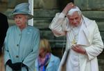 Pavebesøg. Pave Benedikt XVI og den britiske dronning Elizabeth II inspicerer en æresgarde ved Holyroodhouse paladset i Edinburgh. 
