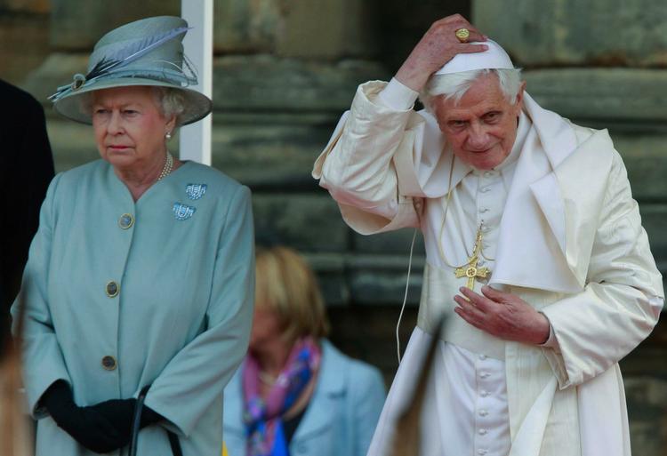 Pavebesøg. Pave Benedikt XVI og den britiske dronning Elizabeth II inspicerer en æresgarde ved Holyroodhouse paladset i Edinburgh. 