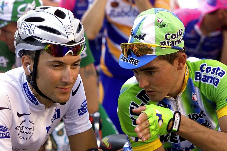 dopet. Oscar Sevilla (th) under samtale med en anden doping-belastet rytter, Ivan Basso. Arkivfoto. 