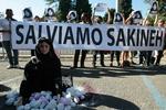 Protester. Over alt har truslen om stening af den iranske kvinde vakt protest Her demonstreres der mod dommen i Italien. På banneret står: "Lad os redde Sakineh". 