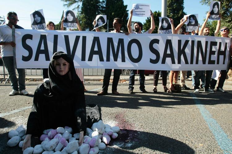 Protester. Over alt har truslen om stening af den iranske kvinde vakt protest Her demonstreres der mod dommen i Italien. På banneret står: "Lad os redde Sakineh". 