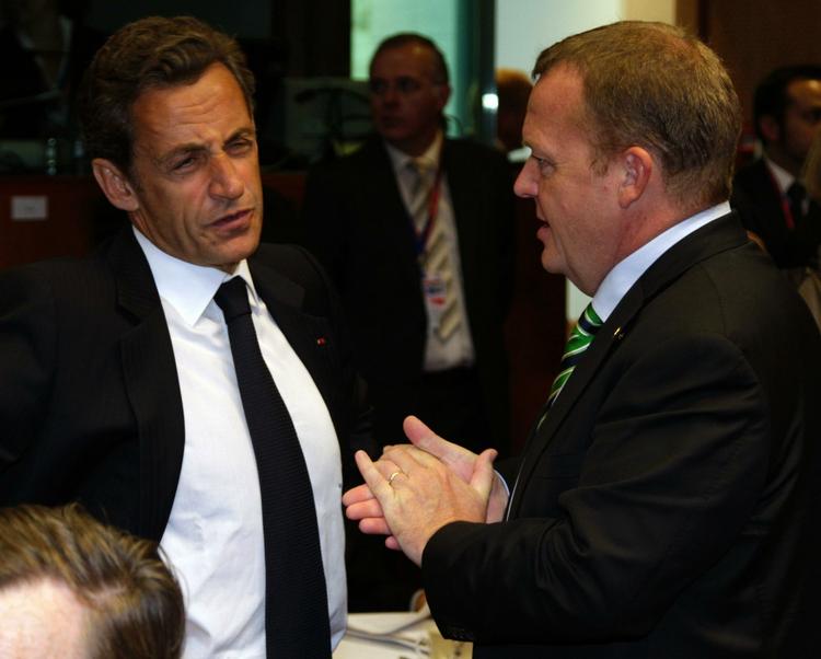 Rundbordsmøde. Der blev diskuteret på livet løs under dagens EU-topmøde i Bruxelles. Her er det Lars Løkke Rasmussen og Frankrigs præsident Nicolas Sarkozy, der sludrer. 