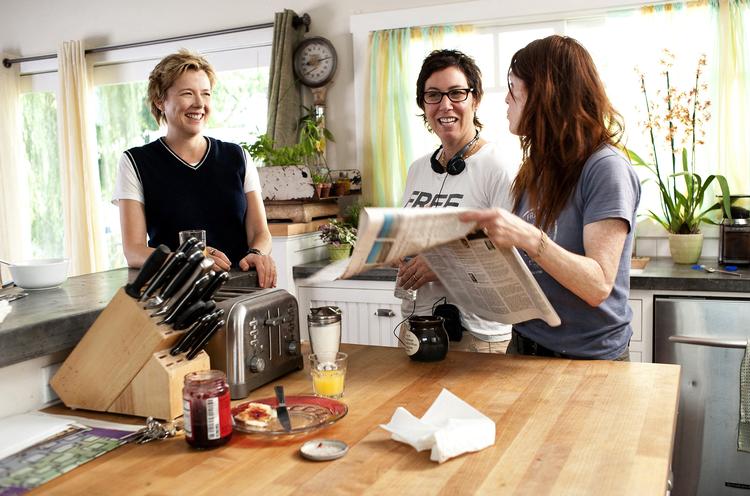 'The Kids Are All Right', skrevet og instrueret af Lisa Chodolenko (i midten), handler om et lesbisk par, Julianne Moore (th.) og Annette Bening (tv.). Men seksualiteten er mindre interessant end familiedramaet, mener instruktøren. 