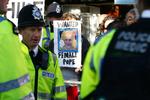Demonstranter. Politiopbuddet er markant i Storbritannien under pavens besøg. 