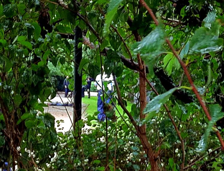 Nitte. Bomben gik ved en fejl af på Hotel Jørgensen, og så endte L.D.'s mission her i Østedsparken, hvor han lå i seks timer, før han blev taget med af politiet. 