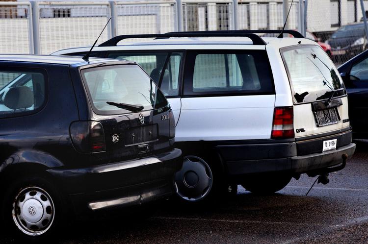 Forladt. I Københavns Sydhavn holder biler uden nummerplader. Måske er de en del af en kedelig statistik. 