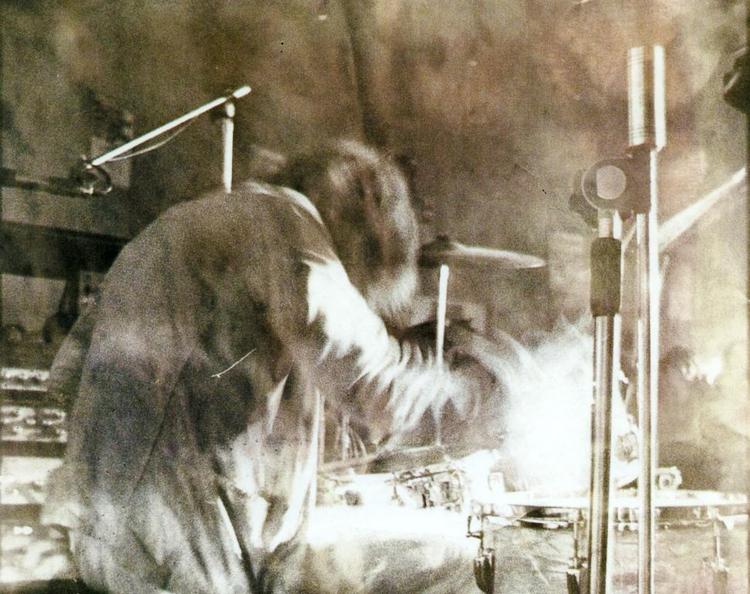 Som trommeslager  i NEU! var Klaus Dinger medskaber  af motorikrytmen, der stadig  inspirerer musikere i dag. Foto fra bogen 'Krautrock. 