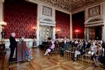 Fløjlsgemakket. Uffe Ellemann-Jensen motiverede uddelingen af Ebbe Munck Prisen til Tøger Seidenfaden på Christiansborg. Dronningen overrakte  prisen til Politikens chefredaktør, der sidder som nummer fem fra venstre  på første række. 