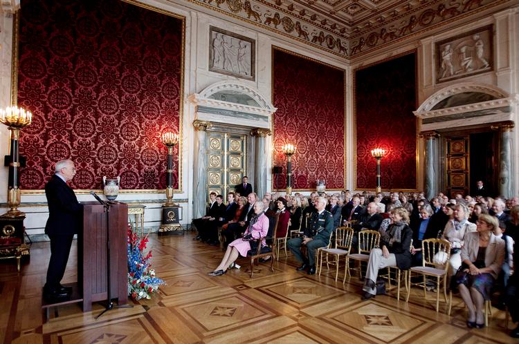 Fløjlsgemakket. Uffe Ellemann-Jensen motiverede uddelingen af Ebbe Munck Prisen til Tøger Seidenfaden på Christiansborg. Dronningen overrakte  prisen til Politikens chefredaktør, der sidder som nummer fem fra venstre  på første række. 