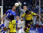 Derby. De to tyske klubber Schalke og Dortmund ligger kun 30 km fra hinanden og deres til sammen små 150.000 kernetilhængerne mødes hver dag på arbejdspladser, skoler og gadehjørner. 