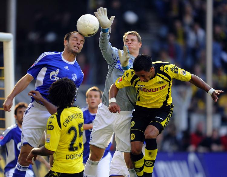 Derby. De to tyske klubber Schalke og Dortmund ligger kun 30 km fra hinanden og deres til sammen små 150.000 kernetilhængerne mødes hver dag på arbejdspladser, skoler og gadehjørner. 