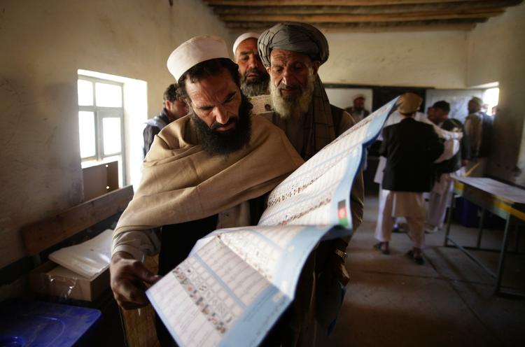 Valgblæk. Der er opdaget flere tilfælde, hvor det er lykkes folk at vaske det karakteristiske valgblæk af fingeren igen ved dagens afstemning i Afghanistan. 