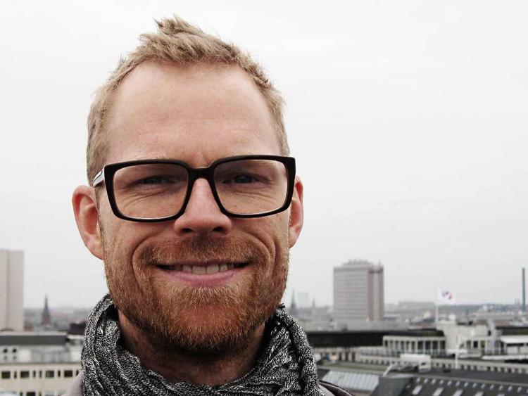 Flinkeskole. Vi danskere - verdens lykkeligste folk - står ifølge forfatteren Lars AP over for en stor og vigtig udfordring. Vores sociale omgangsform er som et parforhold, hvor der bliver nusset for lidt, mener han. Så han har skrevet en bog, der handler om at animere os danskere til at blive flinkere. Faktisk om at blive til »Et fyrtårn af flinkhed«, som der står i indledningen. 