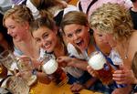 Fest. Der bliver drukket igennem i teltene ved Oktoberfest, hvor udklædning er en del af løjerne. Hver deltager drikker i snit én liter øl. 