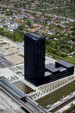 Ørestad. Medicinalvirksomheden  Ferrings slanke, sorte hovedsæde var et af Ørestads første færdige byggerier. Der kommer til at gå en snes år, før området er udbygget. Arkivfoto: Jacob Ehrbahn 
