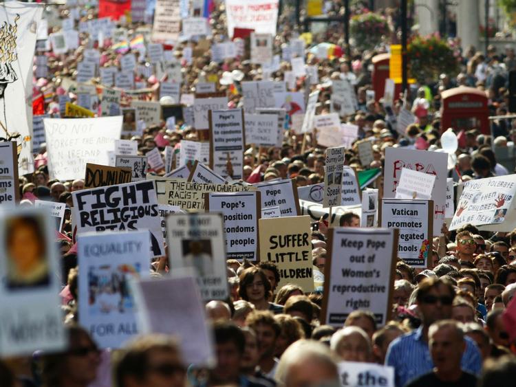 DEMONSTRANTER. Op mod 10.000 demonstrerede mod pavens besøg i Storbritannien, der koster statskassen 107 millioner kroner. 