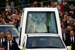pavemobil. Paven uner sit besøg i Storbritannien. Seks mænd blev fredag anholdt på grund af mistanke om terrorplaner mod paven. De er alle seks løsladt igen. 