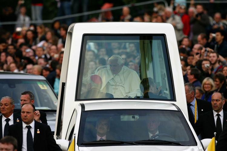 pavemobil. Paven uner sit besøg i Storbritannien. Seks mænd blev fredag anholdt på grund af mistanke om terrorplaner mod paven. De er alle seks løsladt igen. 