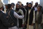 Valg. Omkring 40 procent af afghanerne trodsede i går Talebans trusler og mødte op ved et af landets valgsteder. Her bliver en række mænd tjekket, inden de skal afgive deres stemme i Kabul. 