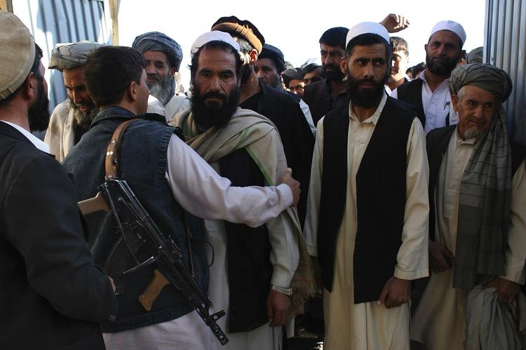 Valg. Omkring 40 procent af afghanerne trodsede i går Talebans trusler og mødte op ved et af landets valgsteder. Her bliver en række mænd tjekket, inden de skal afgive deres stemme i Kabul. 