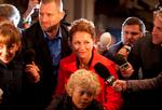 Succes. Der kommer i den grad fokus på De Moderates leder i første afsnit af DR's nye dramaserie Borgen. Sidse Babett Knudsen spiller rollen som midtersøgende politiker, men da hun hverken vidste meget om politik eller nogensinde havde set et afsnit af en af DR's dramaserier, lå der en del reseach foran hende, da hun fik tilbudt rollen. 