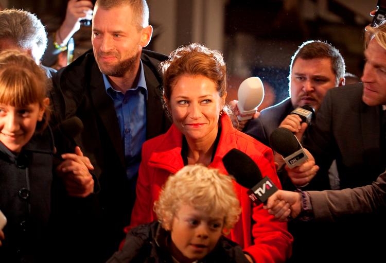 Succes. Der kommer i den grad fokus på De Moderates leder i første afsnit af DR's nye dramaserie Borgen. Sidse Babett Knudsen spiller rollen som midtersøgende politiker, men da hun hverken vidste meget om politik eller nogensinde havde set et afsnit af en af DR's dramaserier, lå der en del reseach foran hende, da hun fik tilbudt rollen. 
