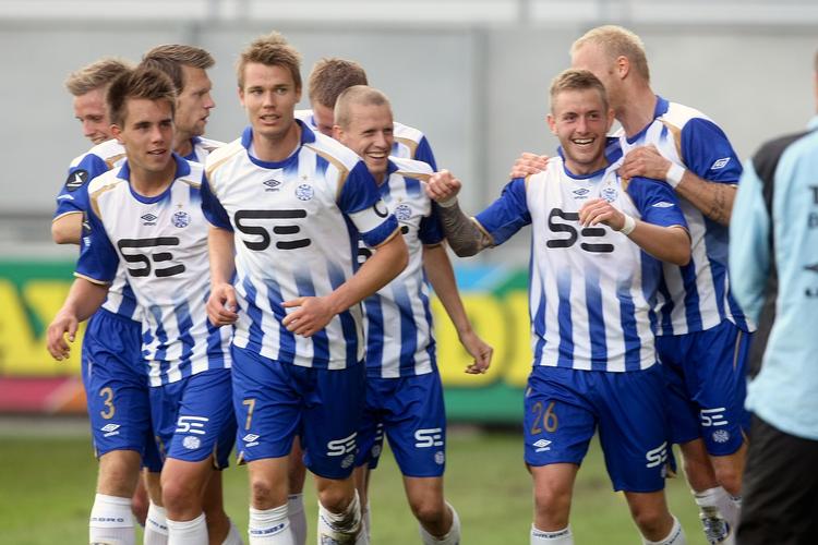 Jubel. Mikkel Vendelbo jubler efter scoringen til 2-0. 