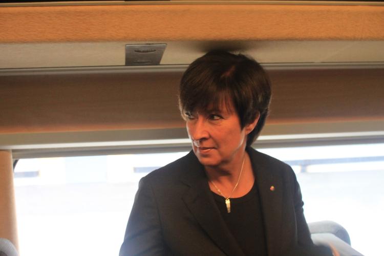 Afgang. Mona Sahlin i toget på vej fra Stockholm til Gøteborg, hvor hun skal tilbringe morgendagens valgdag. 