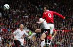 Matchvinder. Dimitar Berbatov steg til vejrs og headede det afgørende mål i nettet, da Manchester United slog Liverpool 3-2. 