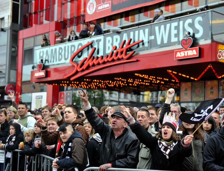 Fans. Der blev passet god på de to klubbers tilhængere i Hamburg. Arkivfoto. 
