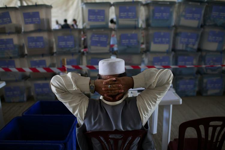 Vagt. Mange mistede livet under valgdagen i Afghanistan, men der bliver også passet godt på stemmesedlerne som her i Afghanistans uafhængige valgkommisions hovedkvarter i Kabul. 