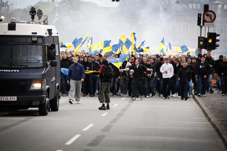 KANONSLAG. 19 fodboldfans er blevet anholdt før kampen mellem FCK og Brøndby i Parken. 