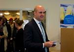 Genvalg. Statsminister Fredrik Reinfeldt har gode muligheder for at genviende magten i Sverige. Første måling er tæt på borgerligt flertal. 