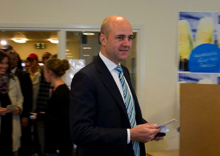 Genvalg. Statsminister Fredrik Reinfeldt har gode muligheder for at genviende magten i Sverige. Første måling er tæt på borgerligt flertal. 
