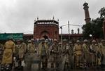 AFSPÆRRET. Efter skudepisoden foran moskeen Jama Masjid i New Delhi blev området spærret af, men spolitiet ledte efter gerningsmændene. 