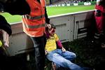 Vold. I slutningen af kampen i Parken mellem Brøndby og FCK kæmpede flere hundrede brøndbyfans med politiet. Her er en, der kom galt afsted. 