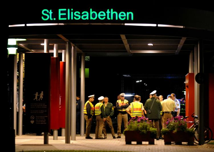 SKYDERI. Betjente uden for Elisabeth Hospitalet efter drabene i Lörrach. 