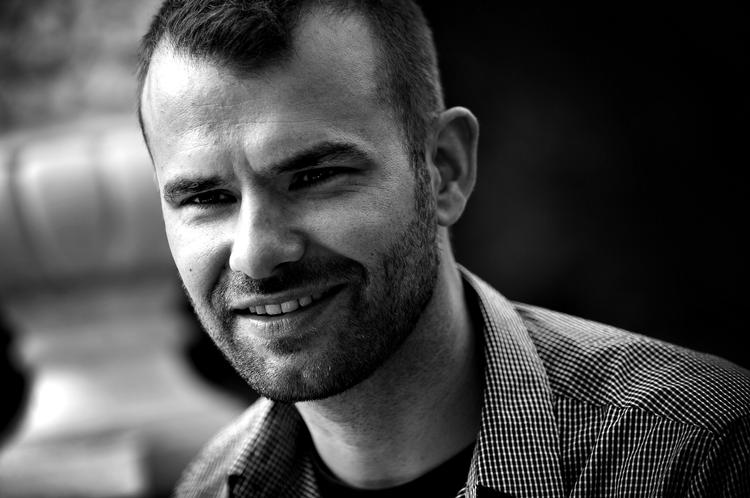 Jødehad. Romanen 'Nær Jedenew' handler om en flok bønder, der ser sig vrede på landsbyens to jødiske dyrlæger og udsletter dem og deres familie. 