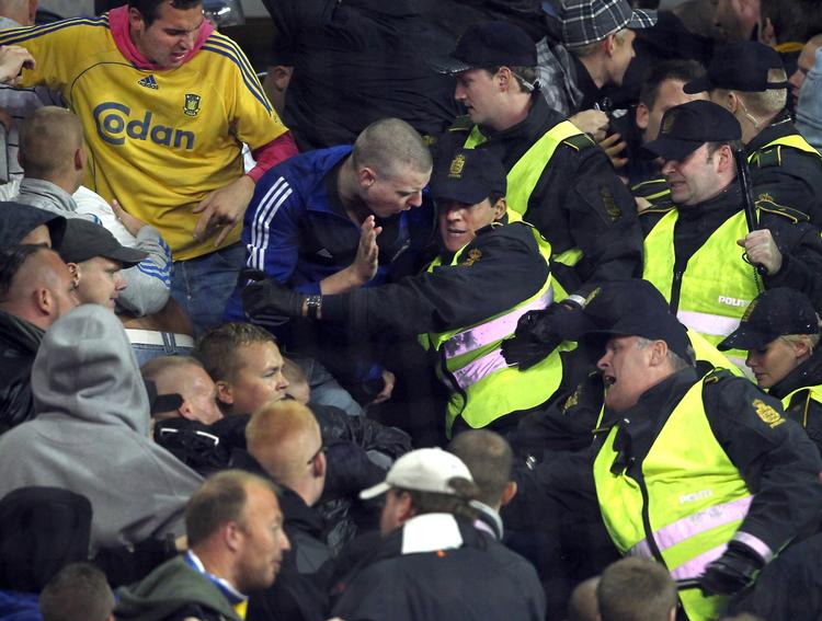 Ballade. Tidligere i denne sæson smadrede Brøndby-tilhængere en togvogn. I går gik det ud over politiet og sæderne i Parken. 